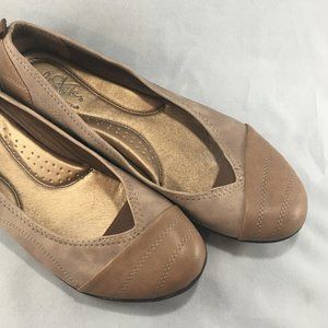 Life Stride Beige Round Toe Flats
